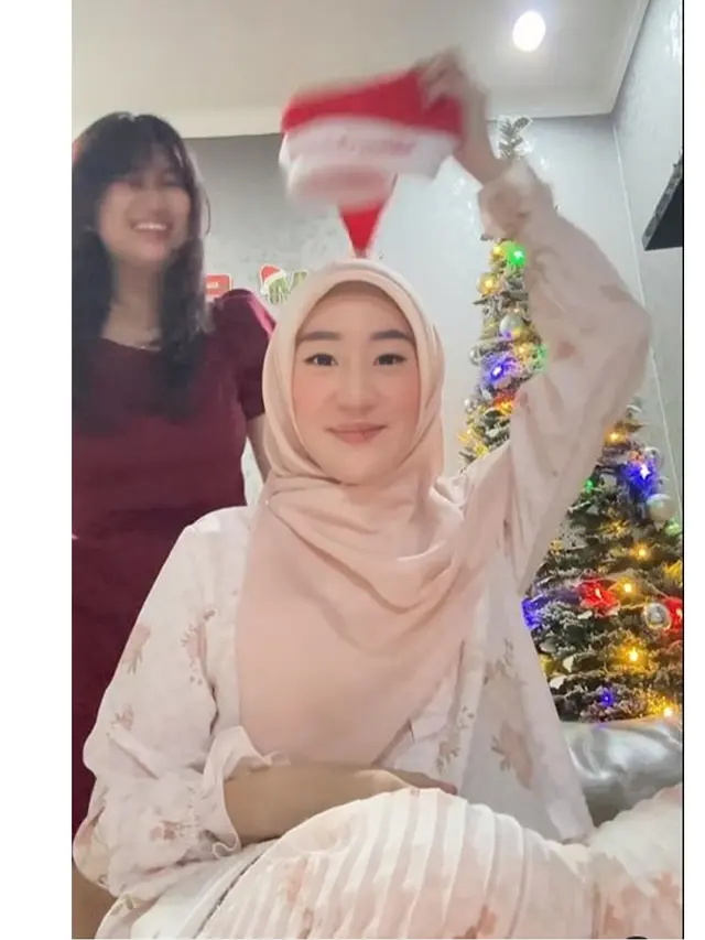 6 Potret Larissa Chou dan Sang Adik yang Rayakan Natal, Saling Menghormati