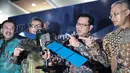 Direktur Utama BRI Asmawi Syam (kedua kanan) menunjukan replika Satelit BRISat saat Launching di Jakarta, (31/5/2016). Nilai investasi satelit ini mencapai Rp 3,375 triliun untuk meningkatkan kualitas layanan menjadi kuat. (Liputan6.com/Faizal Fanani)