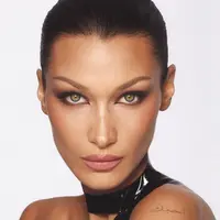 Bella Hadid tak pernah gagal tampil memesona. Dengan kulit eksotis, Bella Hadid juga tak pernah takut mengeksplorasi gaya makeupnya. Di sini, ia tampil dengan makeup bernuansa kecokelatan yang membaur sempurna dengan kulitnya. [Foto: Instagram/bellahadid]