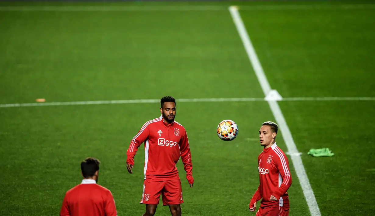 Pemain Ajax Amsterdam Danilo Pereira (kiri) dan Antony (kanan) ambil bagian dalam sesi latihan di stadion Luz, Lisbon, 22 Februari 2022. Ajax akan melawat ke markas Benfica pada babak 16 besar Liga Champions 2021/2022, Kamis (24/2) dini hari WIB. (PATRICIA DE MELO MOREIRA/AFP)