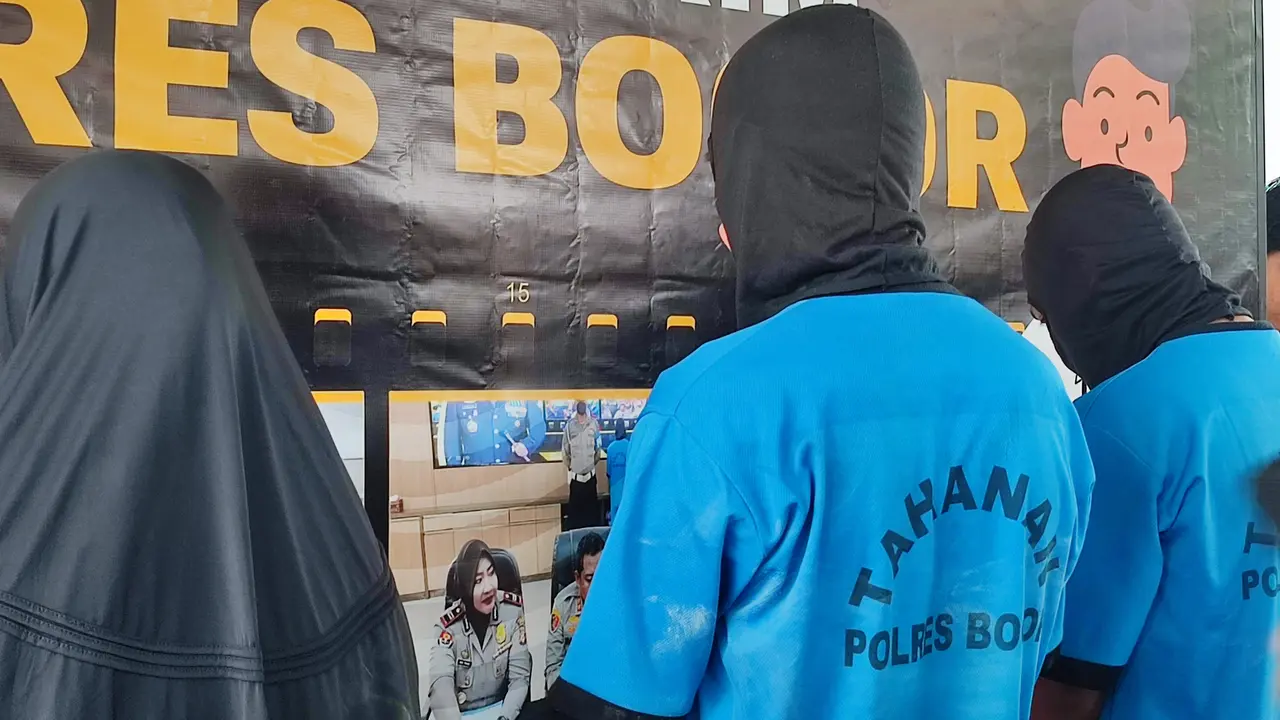 Polisi menangkap empat orang diduga sebagai agen tenaga kerja Indonesia (TKI) ilegal di Kabupaten Bogor, Jawa Barat.