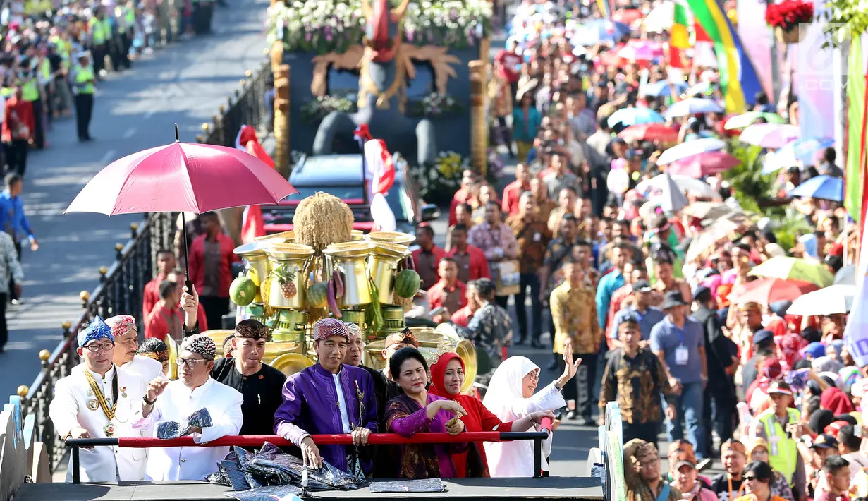 Presiden Joko Widodo (Jokowi) dan Ibu Negara, Iriana Joko Widodo menaiki kendaraan hias berbentuk kepala burung garuda yang diberi nama Kereta Pancasila pada Karnaval Kemerdekaan Pesona Parahyangan 2017 di Bandung, Sabtu (26/8). (Liputan6.com/Johan Tallo)