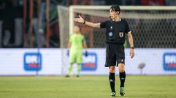 Wasit asal Jepang, Futoshi Nakamura, saat memimpin pertandingan pekan ke-23 BRI Liga 1 2023/2024 antara Persija Jakarta melawan PSS Sleman yang berlangsung di Stadion Patriot Chandra Bhaga, Bekasi, Sabtu (16/12/2023). (Bola.com/Bagaskara Lazuardi)