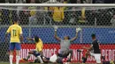 Gol Pualinho ke gawang Ekuador pada laga pada laga kualifikasi Piala Dunia 2018 zona CONMEBOL di Porto Alegre, Brasil, (31/8/2017). Brasil menang 2-0. (AP/Leo Correa)