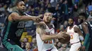 Pebasket Boston Celtics, Al Horford, berusaha menghadang pebasket Phoenix Suns, Mike James, pada laga NBA di Stadion TD Garden, Boston Minggu (3/12/2017). Boston Celtics menang 116-111 atas Phoenix Suns. (AP/Michael Dwyer)