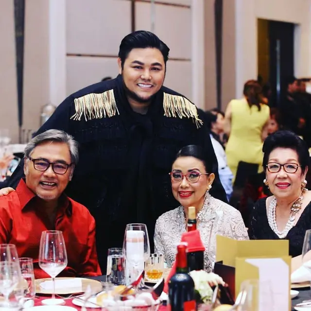 Jarang Tersorot, Ini 6 Potret Kebersamaan Ivan Gunawan dan Sang Ayah