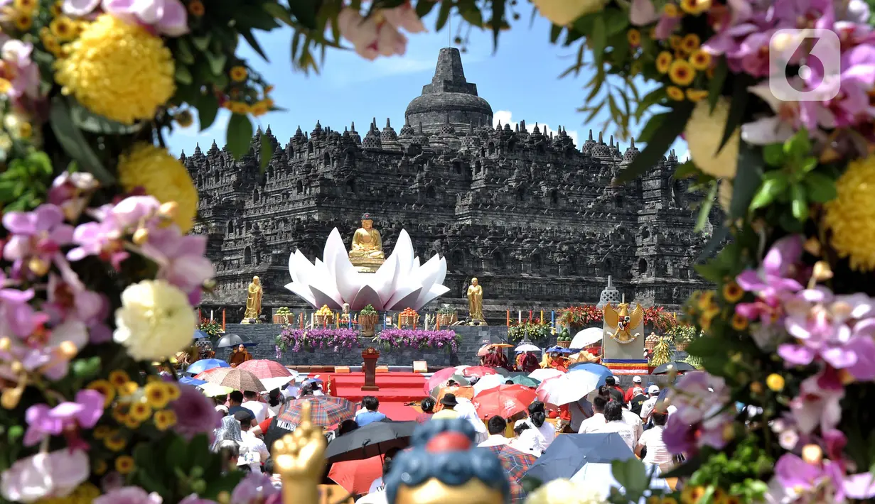 <p>Suasana saat umat Buddha melaksanakan rangkaian perayaan Tri Suci Waisak 2566 BE/2022 di Candi Borobudur, Magelang, Jawa Tengah, Senin (16/5/2022). Setelah sempat ditiadakan selama dua tahun akibat pandemi COVID-19, perayaan Tri Suci Waisak kembali digelar dan diikuti ribuan umat Buddha dari berbagai daerah secara khidmat. (merdeka.com/Iqbal S. Nugroho)</p>