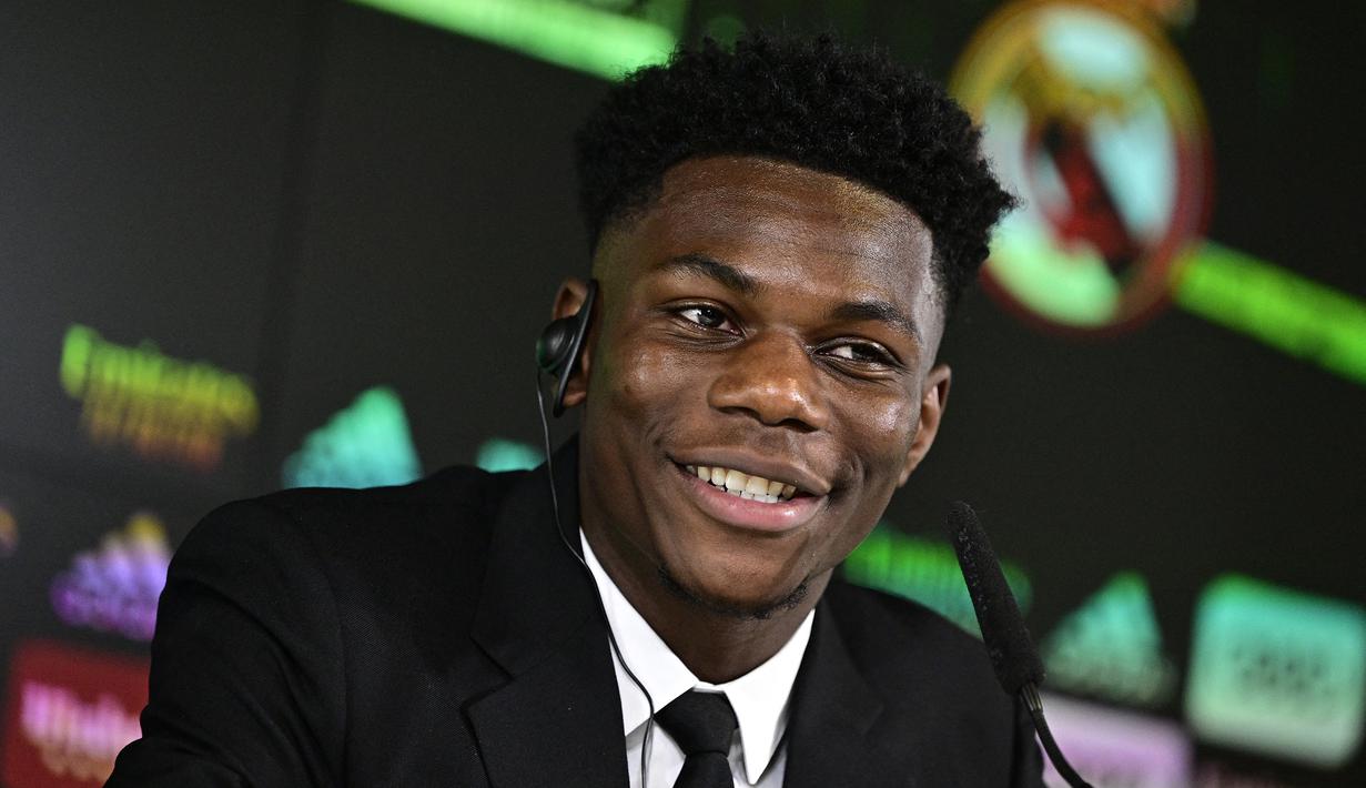 Aurelien Tchouameni. Gelandang Prancis berusia 22 tahun ini menjadi pemain muda terbaru yang didatangkan Real Madrid dari AS Monaco menjelang musim 2022/2023 bergulir. Ia ditebus dengan mahar senilai 80 juta euro atau setara Rp1,2 triliun untuk meregenerasi lini tengah Los Blancos. Selama 2,5 musim bersama AS Monaco ia total tampil dalam 94 laga di semua ajang dengan torehan 8 gol dan 7 assist. (AFP/Javier Soriano)