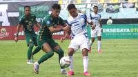 Pertarungan dua winger melibatkan winger Persebaya Surabaya, Bruno Moreira melawan winger PSIS Semarang, Gali Freitas (putih) dalam laga BRI Liga 1 2023/2024 di Stadion Gelora Bung Tomo, Surabaya, Selasa (30/1/2024). (Bola/com/Aditya Wany)