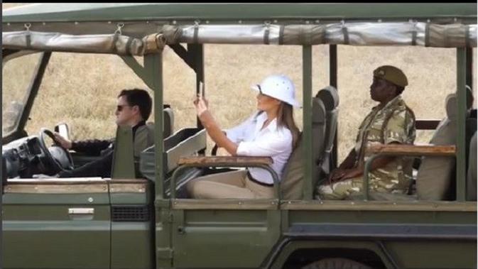 Kontroversi Topi Pilihan Melania Trump Saat Kunjungi Kenya