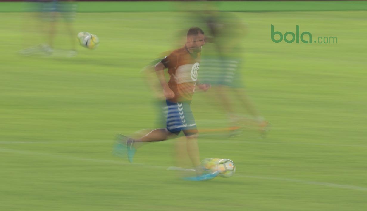 Aksi pemain Tampines Rovers, JFahrudin Mustafic saat berlatih jelang Piala AFC 2018 di Stadion Utama GBK, Senayan, Jakarta (27/2/2018). Tampines Rovers akan melawan Persija di Grup H. (Bola.com/Nick Hanoatubun)