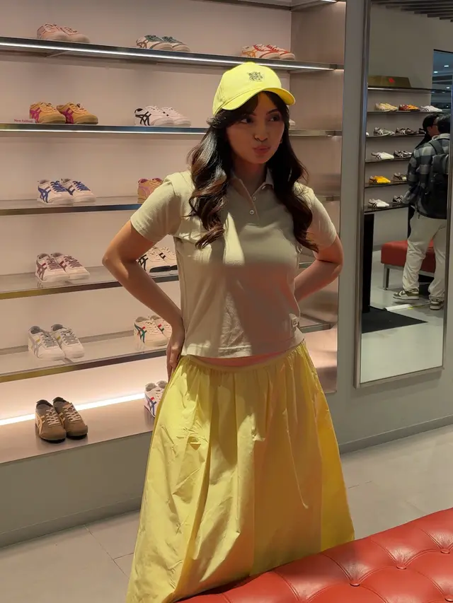 Valerie Tifanka hadir di opening store Onitsuka Tiger Plaza Indonesia. [Anisha/Fimela]