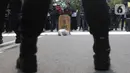 Mahasiswa yang tergabung dalam BEM Institut Pertanian Bogor melakukan aksi unjuk rasa di jalan Kuningan Persada sekitar Gedung Merah Putih KPK, Jakarta, Rabu (2/6/2021). Mereka menolak Tes Wawasan Kebangsaan dan pelantikan pegawai KPK menjadi Aparatur Sipil Negara. (Liputan6.com/Helmi Fithriansyah)