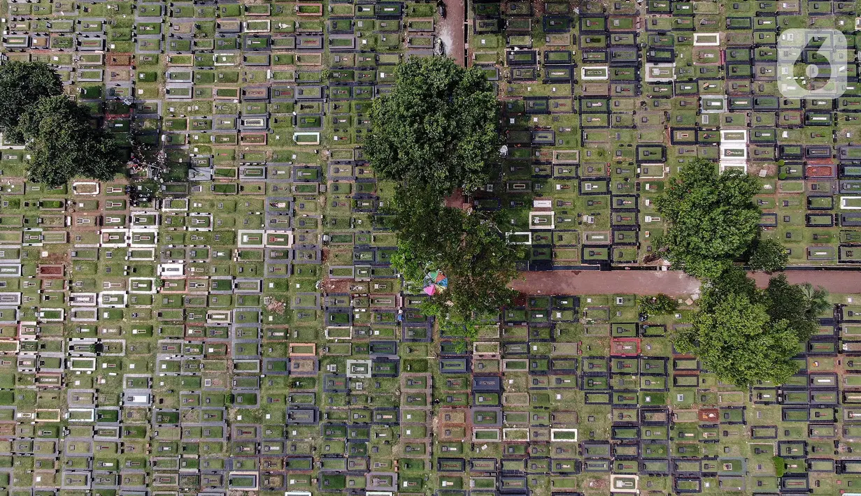 Foto udara suasana Tempat Pemakaman Umum (TPU) Tanah Kusir, Jakarta (13/5/2021). Gubernur DKI Jakarta Anies Baswedan menetapkan larangan ziarah kubur saat Lebaran untuk menghindari adanya kerumunan. Namun terdapat beberapa warga yang masih melakukan ziarah kubur. (Liputan6.com/Johan Ta