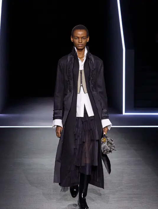 Setiap koleksi Dior dirancang untuk memberikan kebebasan berekspresi bagi pemakainya. Salah satu item utama adalah kemeja putih, yang dianggap Maria Grazia Chiuri sebagai busana dasar yang melampaui batas gender. Desain ini juga terinspirasi dari karya Gianfranco Ferré, mantan Direktur Artistik Dior.  [Dok/Dior],