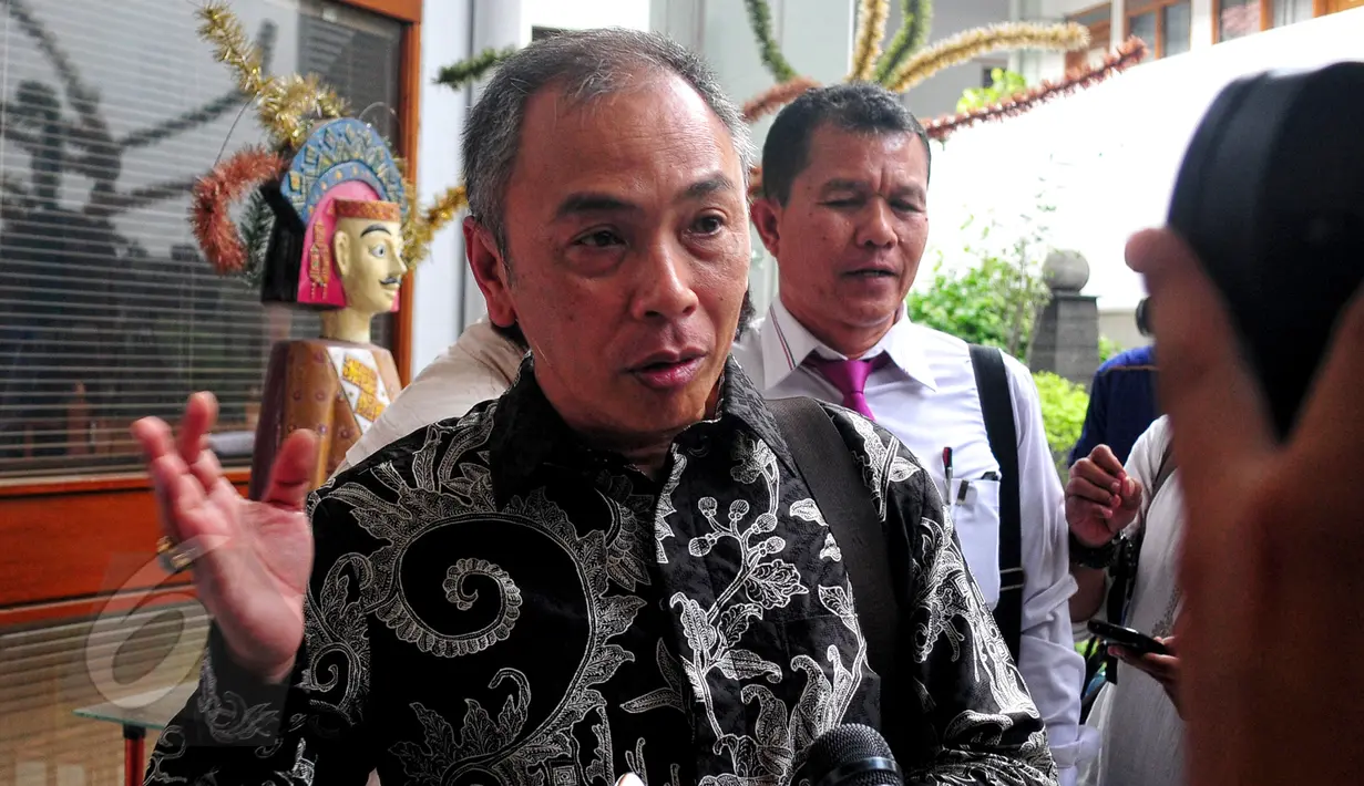 Kuasa hukum Bareskrim memberikan keterangan kepada awak media usai menjalani sidang praperadilan terkait penangkapan penyidik KPK Novel Baswedan di PN Jakarta Selatan, Jumat (29/5/2015). (Liputan6.com/Yoppy Renato)