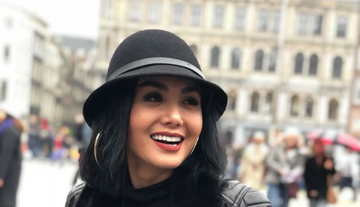 Kakak Krisdayanti ini pun sering disorot karena dinilai punya penampilan awet muda. Ia juga memiliki penampilan yang fashionable, Yuni pandai memadu padankan warna baju. (Liputan6.com/IG/@yunishara36)