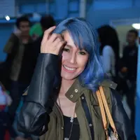 Wanita yang baru saja genap berusia 30 tahun ini tampil beda dengan rambut yang dicat warna biru serta potongan pendek yang membuatnya terlihat ‘fresh’. Ardina Rasti selalu berhasil untuk tampil menarik. (Galih W. Satria/Bintang.com)