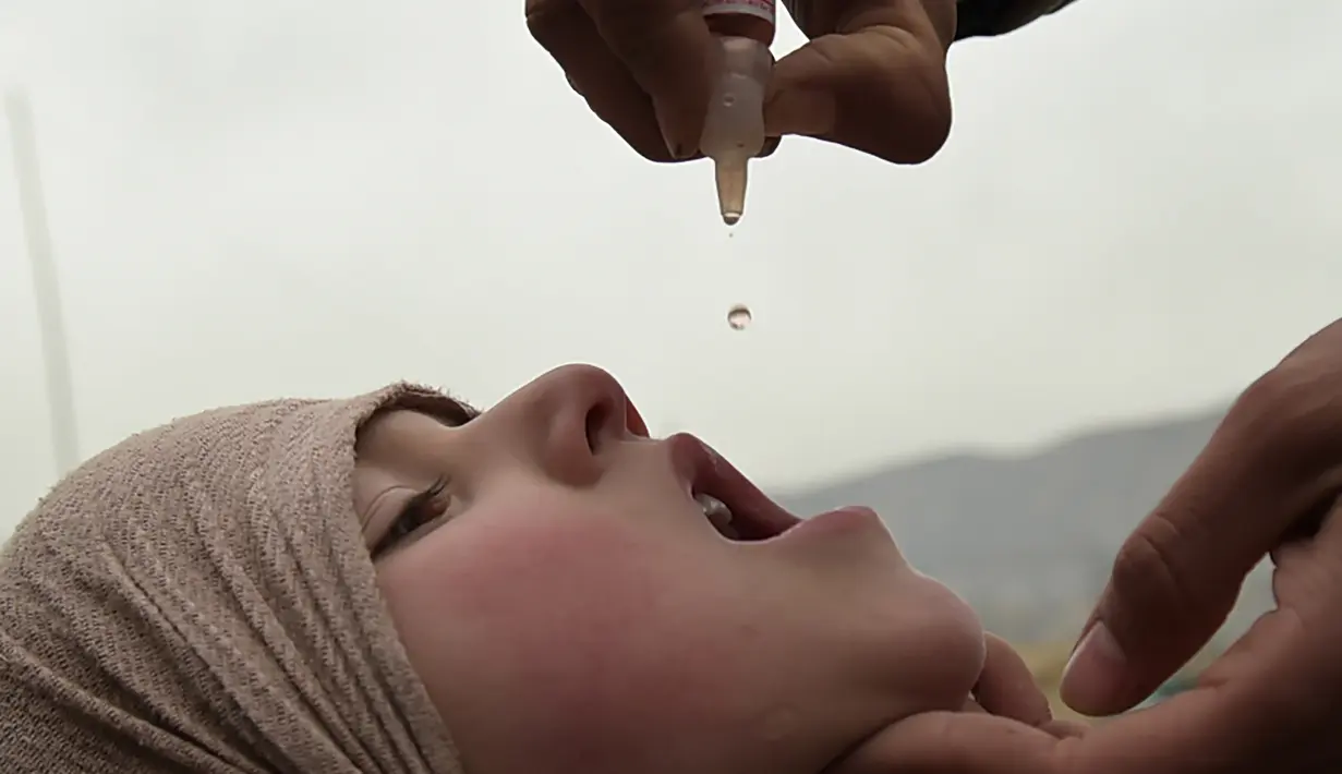 Seorang anak diberikan vaksin polio di Kabul, Afghanistan, Senin (28/2). Polio masih banyak dijumpai di tiga negara yaitu Afghanistan, Nigeria dan Pakistan. (AFP PHOTO / SHAH Marai)