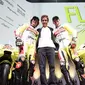 Bos VR46 Racing Team, Valentino Rossi (tengah) bersama Marco Bezzecchi (kiri) dan Fabio Di Giannantonio pada acara launching tim jelang MotoGP 2024. (X/Pertamina Enduro VR46 Racing Team)