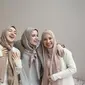 Tampak ketiga wanita sedang bersiap menghadapi musim panas bersama dengan balutan hijab yang memukau. (Foto: Freepik.com/freepik)