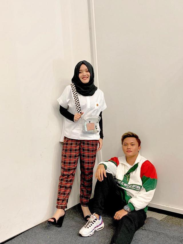 Gaya Rizky Febian dan Putri Delina Pakai Baju Warna Senada, Kompak