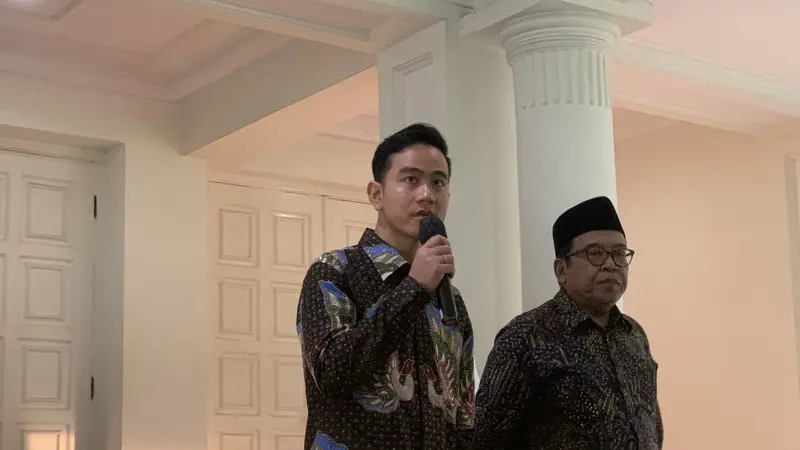 Wakil presiden terpilih Gibran Rakabuming Raka saat bersilahturahmi dengan Wapres Ma'ruf Amin di Rumah Dinas Wapres, Jakarta.