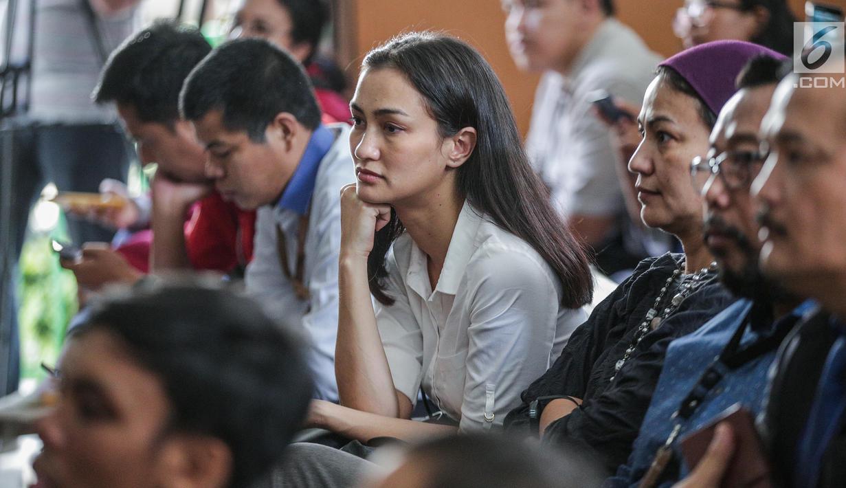 Artis peran, Atiqah Hasiholan menghadiri sidang tuntutan dengan terdakwa kasus dugaan penyebaran berita bohong atau hoaks Ratna Sarumpaet di PN Jakarta Selatan, Selasa (28/5/2019). Jaksa penuntut umum menuntut Ratna Sarumpaet dengan hukuman 6 tahun penjara. (Liputan6.com/Faizal Fanani)