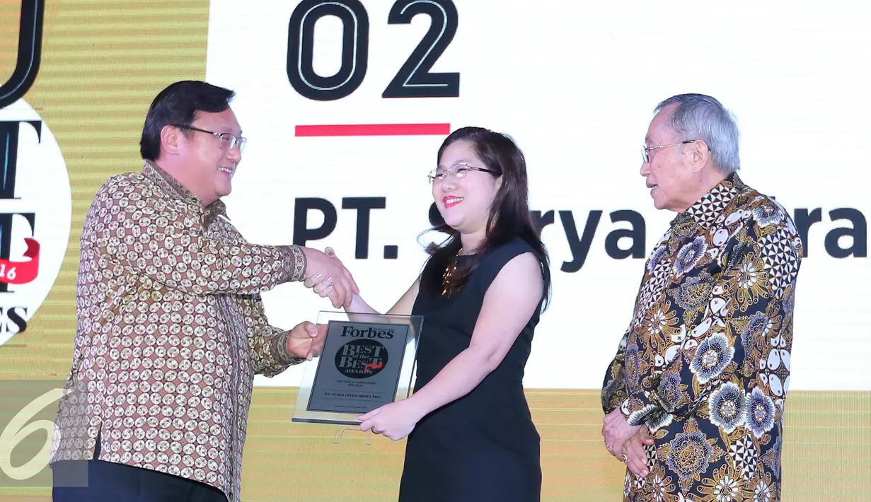  Director PT Surya Citra Media Tbk (SCM) Rusmiyati Djajaseputra (tengah) mewakili SCM saat mendapatkan penghargaan 50 perusahan terbaik "Best Of The Best Award" dari Forbes Indonesia di Jakarta, Kamis (20/10). (Liputan6.com/Angga Yuniar)