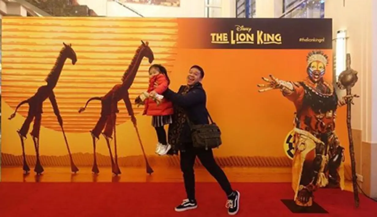 Bak adegan dalam film The Lion King, inilah potret Jordi Onsu dengan Thalia. (Liputan6.com/IG/jordionsu)
