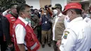 Ketua Umum Palang Merah Indonesia (PMI) Jusuf Kalla (kiri) berbincang saat meninjau lokasi gempa di Kabupaten Cianjur, Jawa Barat, Rabu (23/11/2022). Menurut Jusuf Kalla, tiga hal pokok yang harus dipenuhi dalam keadaan darurat bencana patut diprioritaskan dalam sebulan ke depan. (Ade Danhur/Staff JK)