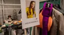 Staf desainer Spanyol, Marcos Luengo bekerja di belakang panggung sehari sebelum dimulainya Mercedes-Benz Fashion Week di Madrid, Rabu (9/9/2020). Mode Spanyol berlangsung dari 10 - 13 September di bawah protokol kesehatan dan pedoman jarak sosial karena pandemi corona. (AP Photo/Bernat Armangue)