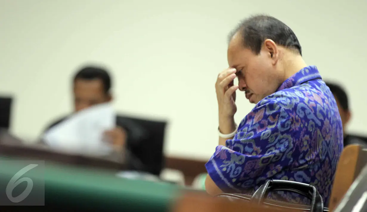 Ekspresi terdakwa kasus suap Kementerian ESDM dan SKK Migas Sutan Bhatoegana saat sidang lanjutan di Pengadilan Tipikor, Jakarta, Kamis (9/7/2015). Dalam sidang tersebut, Komisioner KPK menolak hadir menjadi saksi meringankan. (Liputan6.com/Helmi Afandi)