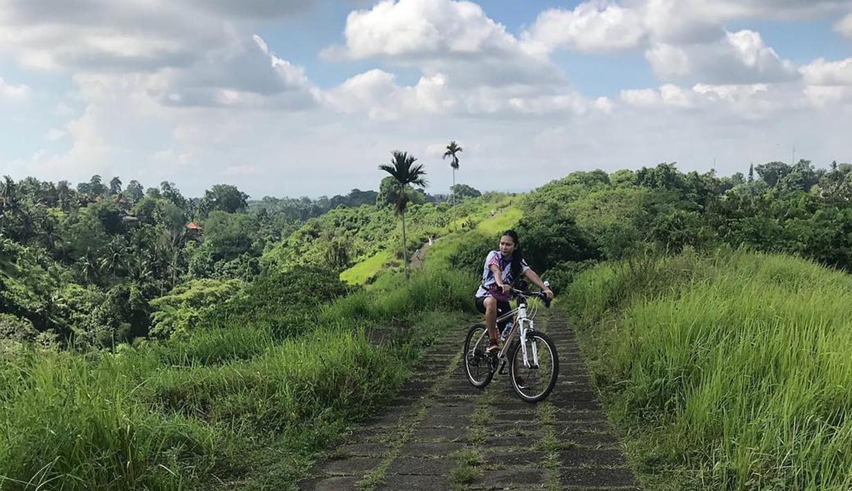 Momen liburan yang dibagikan kebanyakan bernuansa alam dan kota yang indah. Beraneka ragam kegiatan pun Mey Chan lakukan untuk benar-benar menikmati keindahannya secara maksimal. Tak tanggung-tanggung, mulai bersepeda di pedesaan hingga menyelam kerap dilakukannya.(Liputan6.com/IG/@ditaofficial.id)