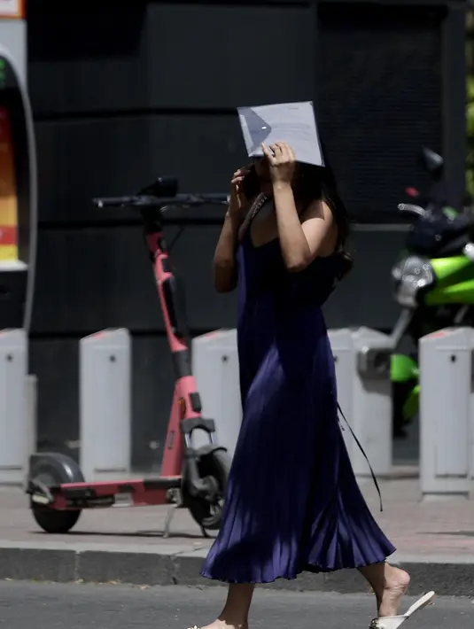 Wilayah Spanyol telah mencatat suhu maksimum harian di atas 30 derajat celsius selama lebih dari seminggu, melebihi 40 derajat Celcius di beberapa bagian selatan Spanyol pada hari Minggu. (AFP/Cristina Quicler)
