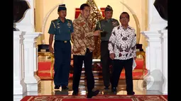 Dewan Pertimbangan Presiden (Wantimpres) menemui Presiden Joko Widodo di Istana Merdeka, Jakarta. Presiden Jokowi (kedua dari kiri) bersiap menemui Wantimpres di Istana Merdeka, Jakarta, Rabu (28/1/2015). (Liputan6.com/Faizal Fanani)
