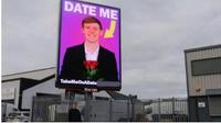 Aksi Pria Ini Pilih Pasang Iklan di Billboard untuk Cari Pacar Jadi Sorotan (sumber: Oddity Central)
