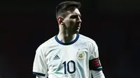 Gelandang Argentina, Lionel Messi, tampak kecewa usai dikalahkan Venezuela pada laga persahabatan di Stadion Wanda Metropolitano, Madrid, Jumat (22/3). Argentina kalah 1-3 dari Venezuela. (AFP/Benjamin Cremel)