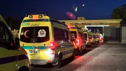 Pembukaan untuk perjalanan terbatas warga Palestina dengan pembatasan ketat dilakukan pada Kamis 19 Maret 2026. Tampak dalam foto, ambulans menunggu di sisi Mesir, perbatasan Rafah dengan Jalur Gaza pada pagi hari tanggal 19 Maret 2026. (Amr ADEL/AFP)