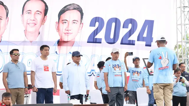Capres nomor urut 02 Prabowo Subanto kampanye di Lapangan Desa Rawalele, Kecamatan Dawuan, Kabupaten Subang, Jawa Barat, Sabtu (27/1/2024). (Merdeka.com/Nur Habibie)