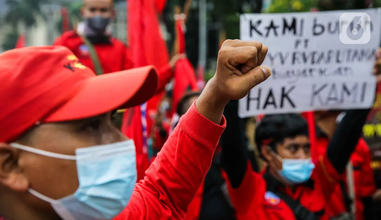 Aksi demonstrasi elemen buruh dan mahasiswa yang bertepatan dengan Hari Sumpah Pemuda di Kawasan Patung Kuda, Jakarta, Kamis (28/10/2021). Sejumlah tuntutan mereka salah satunya, pencabutan UU Nomor 11 Tahun 2019 tentang Cipta Kerja dan berbagai aturan turunannya. (Liputan6.com/Faizal Fanani)