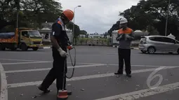 Petugas PLN melakukan pengecekan jaringan kabel di sekitar Istana Bogor, Jawa Barat, Rabu (403/2015). PLN Bogor berencana menambah dua penyulang dengan kapasitas 20KV untuk mendukung kinerja Presiden Joko Widodo.(Liputan6.com/Andrian M Tunay)