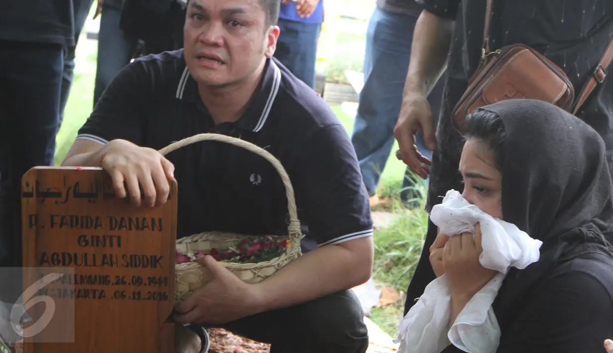 Kesedihan penyanyi Ashanty saat berdoa di depan makam sang ibunda, Ratu Farida, di TPU Jeruk Purut, Jakarta, Senin (7/11). Ibunda Ashanty meninggal dunia di usia 72 tahun pada Minggu, 6 November 2016 di rumahnya. (Liputan6.com/Herman Zakharia)