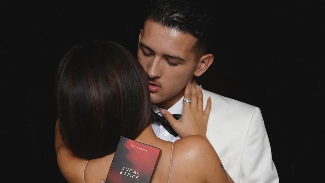 Glamor dan Berani, Gaya Jennifer Coppen Tampil Stunning Jadi Model Parfum Milik Justin Hubner