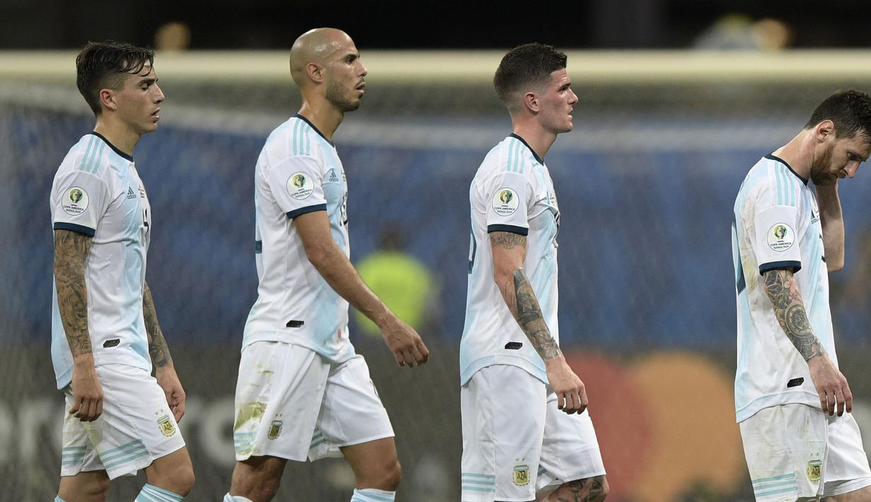 Para pemain Argentina tampak kecewa usai dikalahkan Kolombia pada laga Copa America 2019 di Stadion Fonte Nova, Salvador, (Sabtu (15/6). Argentina kalah 0-2 dari Kolombia. (AFP/Juan Mabromata)