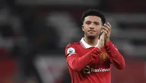 Pemain Manchester United, Jadon Sancho memberikan tepuk tangan setelah laga lanjutan Liga Inggris 2022/2023 melawan Leeds United di Old Trafford, Manchester, 8 Februari 2023. Sancho tercatat sebagai pemain dengan gaji tertinggi di Liga Inggris. Pria berkebangsaan Inggris tersebut diketahui menerima upah sebesar 373.750 pounds per pekan. (AFP/Oli Scarff)