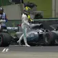 Pebalap Mercedes, Lewis Hamilton, akan memulai balapan F1 GP Brasil dari pit lane setelah menabrak dinding pembatas lintasan saat sesi kualifikasi, Sabtu (11/11/2017).