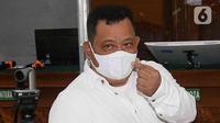Terdakwa kasus dugaan pembunuhan berencana Brigadir Yosua, Kuat Ma'ruf berpose Salam Saranghae sebelum mengikuti sidang lanjutan di PN Jakarta Selatan,Selasa (14/2/2023). Sidang tersebut beragenda pembacaan vonis oleh majelis hakim. (Liputan6.com/Herman Zakharia)
