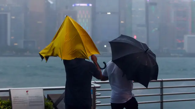 Topan Saola Terjang Hong Kong