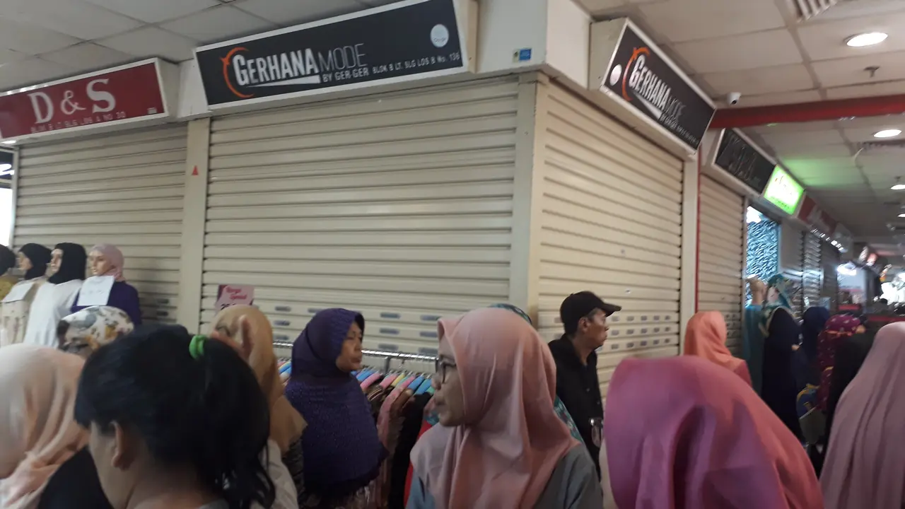 Suasana Pasar Tanah Abang di H-2 Lebaran (Hari Ariyanti/Merdeka.com)